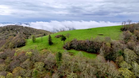 cima de la colina en primavera en las montañas de blue ridge cerca de boone nc y soplando roca carolina del norte