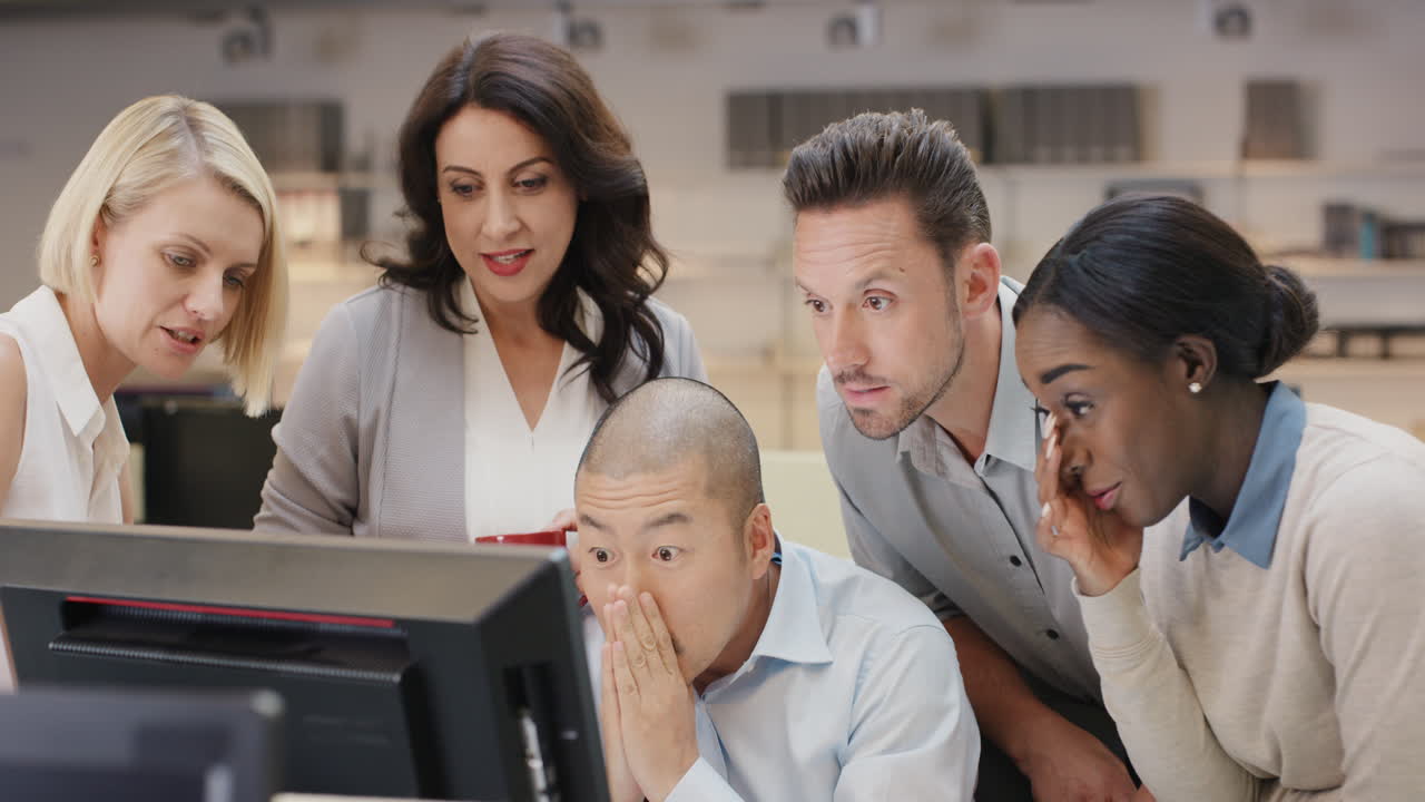 다양한 비즈니스 팀이 승리를 축하합니다. 팔은 극심한 행복을 일으켰습니다. 기업의 성공에 대한 흥분입니다.