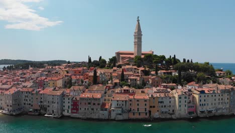 Toma-Aérea-Del-Casco-Antiguo-De-Rovinj,-Cuyas-Casas-Están-Densamente-Pobladas-En-El-Agua