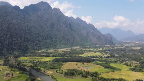 vista aérea de campos agrícolas con el río nam song corriendo a través del paisaje