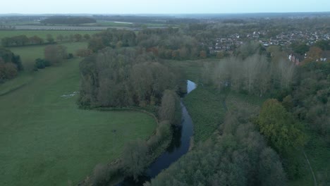 Acercándose-Y-Tomando-Una-Panorámica-Ligeramente-Hacia-La-Izquierda-De-Una-Toma-Aérea-De-Un-Dron-De-Thetford-En-El-Distrito-De-Breckland,-Condado-De-Norfolk,-En-El-Este-De-Inglaterra,-En-El-Reino-Unido