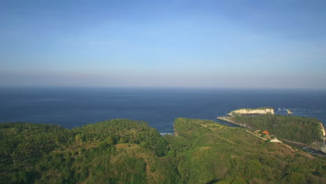 Drohne-Fliegt-Am-Atuh-Strand-Im-Goldenen-Stundenblauen-Meer-Hoch-über-Palmen-Im-Dschungel