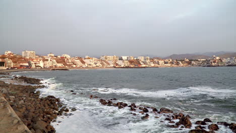 toma estática de olas golpeando las costas rocosas de un pueblo en san bartolo, lima, perú