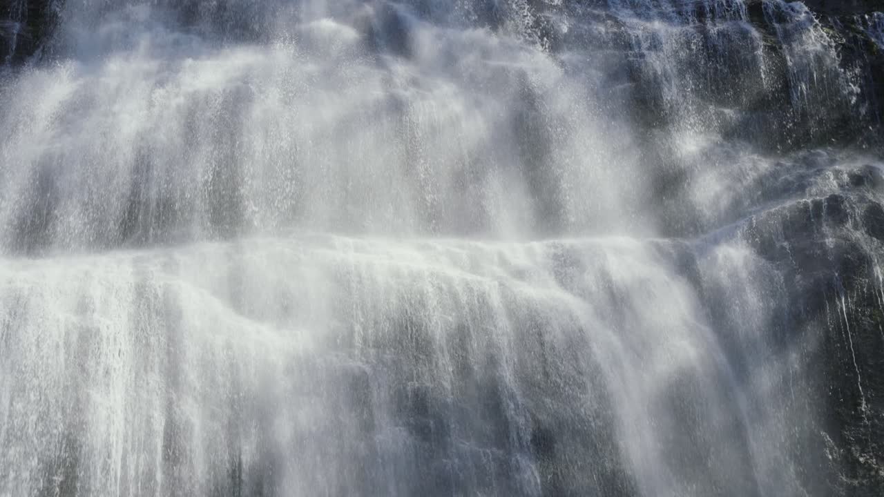 Bridal Veil Falls showing water cascading down rock formations creating mist and a natural spectacle