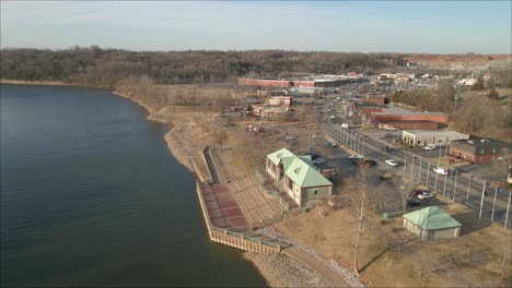 Flying-over-McGregor-Park-in-Clarksville-Tennessee,-along-the-Cumberland-River