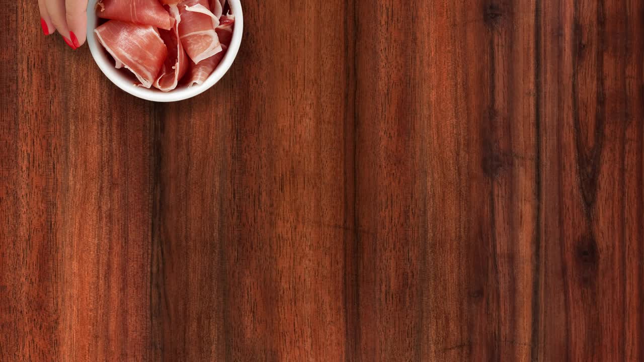 ofreciendo prosciutto en rodajas