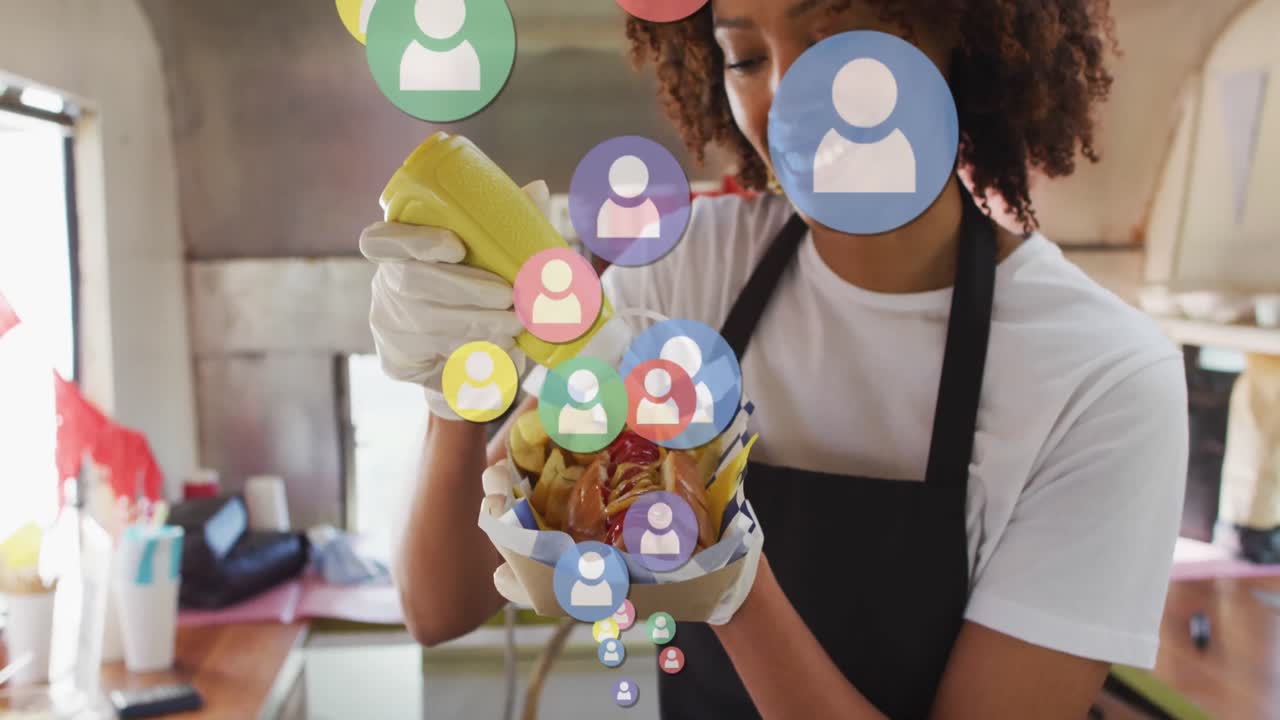 animación de los iconos de las personas de las redes sociales sobre una mujer afroamericana que sirve comida rápida