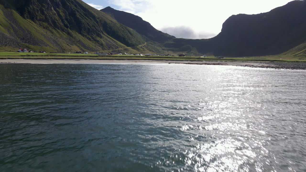 바다 가까이에서 시작하여 멋진 해변과 동화 같은 마을을 보여주는 공중 촬영