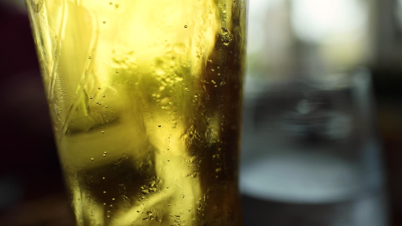 primer plano de un vaso de cerveza con burbujas
