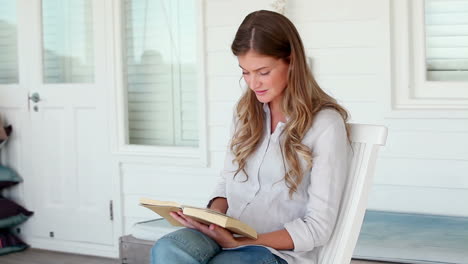 Mujer-Leyendo-Pacíficamente-Un-Libro