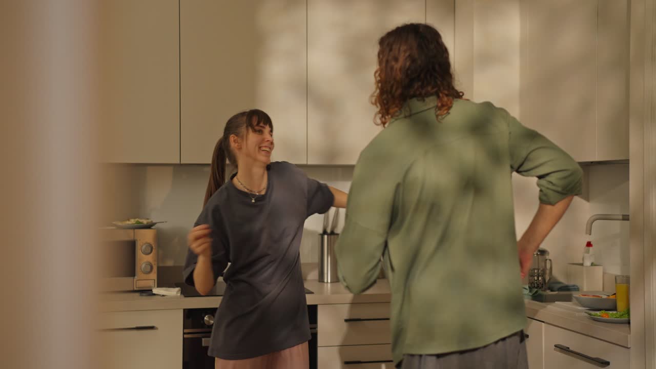 Coppia che balla in cucina