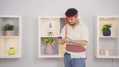 hombre divertido que tiene éxito en sus bailes de negocios.