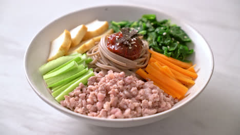 한국 매운 냉면 - 비빔 막국수 또는 비빔 국수 - 한국 음식 스타일