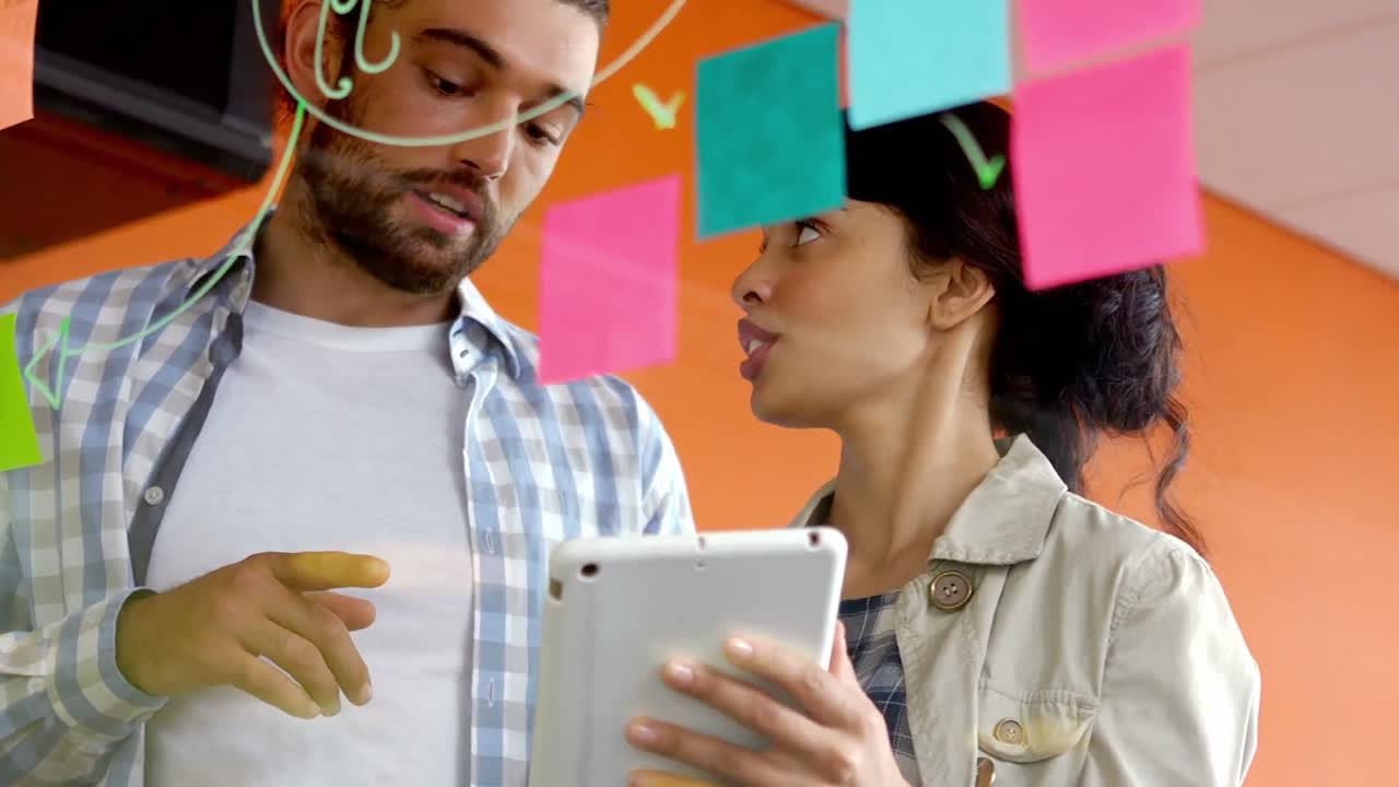 ejecutivo masculino y femenino discutiendo sobre una tableta digital