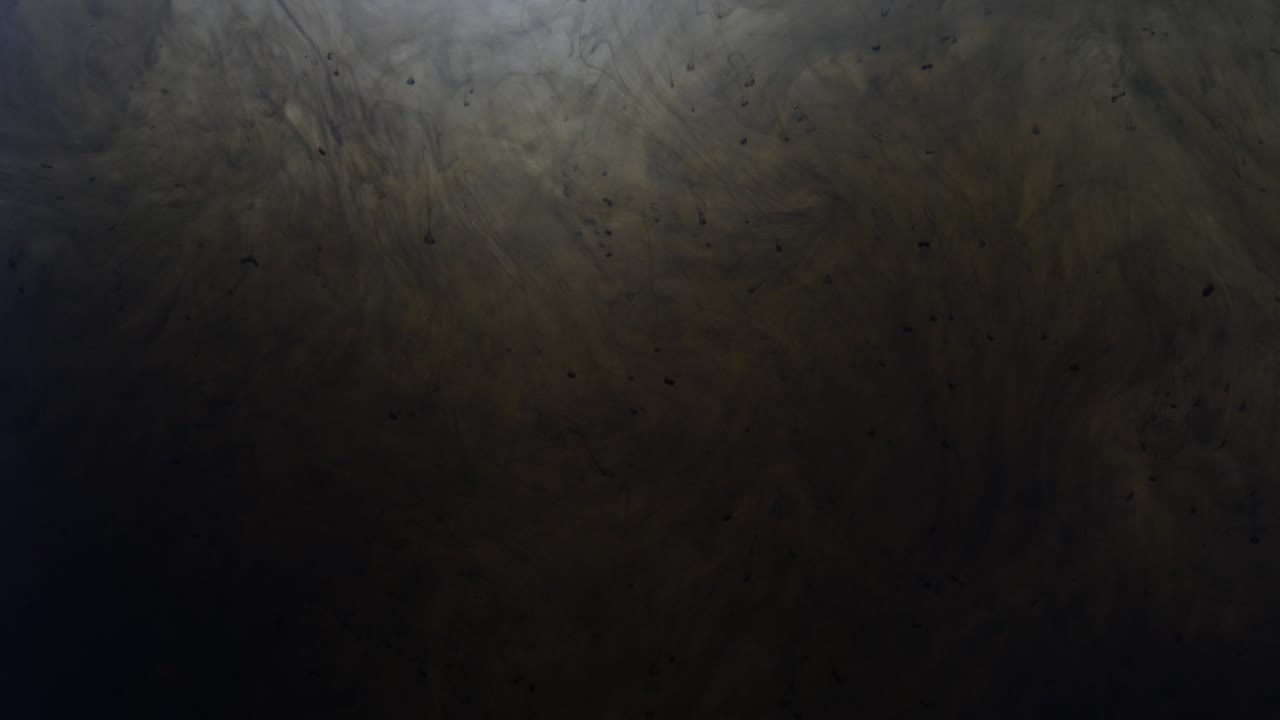 dejando caer colores de aceite en el agua