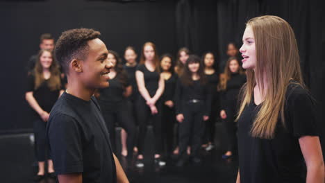 estudantes de teatro na escola de artes cênicas em estúdio, aula de improvisação, ensaio de cena.