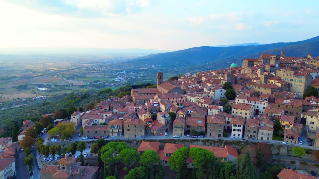 cortona es un pueblo medieval italiano de montaña en la toscana.