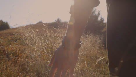 persona caminando por un campo