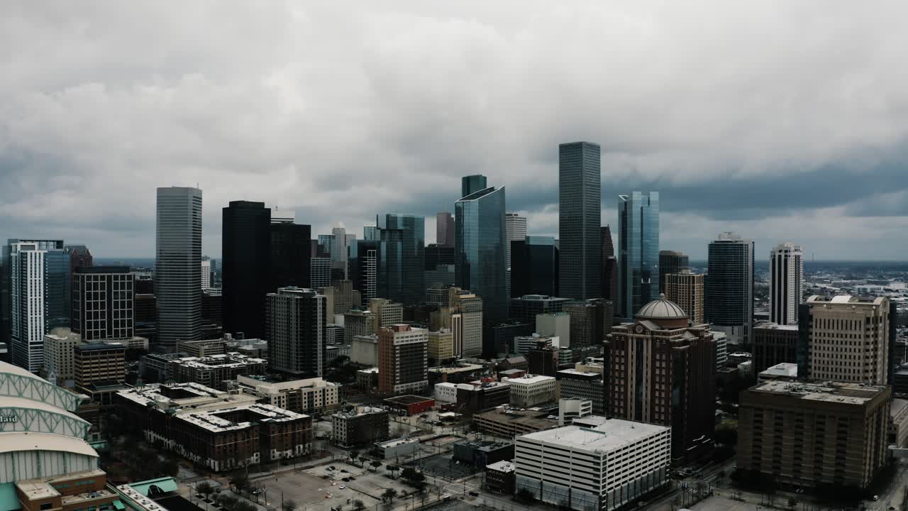imagen aérea alejándose de los rascacielos del centro de houston.