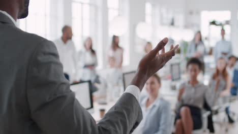 Líder-De-Equipo-De-Empresarios-Afroamericanos-Que-Presenta-En-La-Oficina-Reuniéndose-Con-Colegas-Que-Comparten-Ideas-De-Liderazgo-En-Un-Seminario-De-Presentación-De-Capacitación-En-La-Oficina