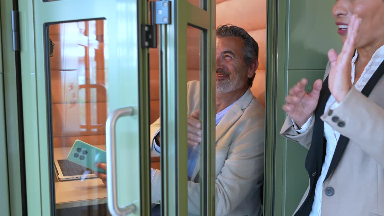 Forretningsmøde i kontorbås