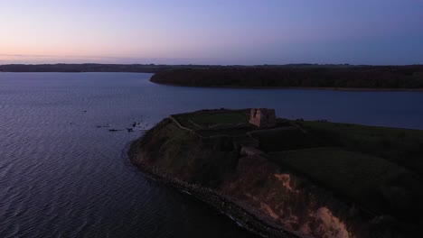 imágenes aéreas de la ruina de kaløvig frente a la costa de jutlandia, dinamarca