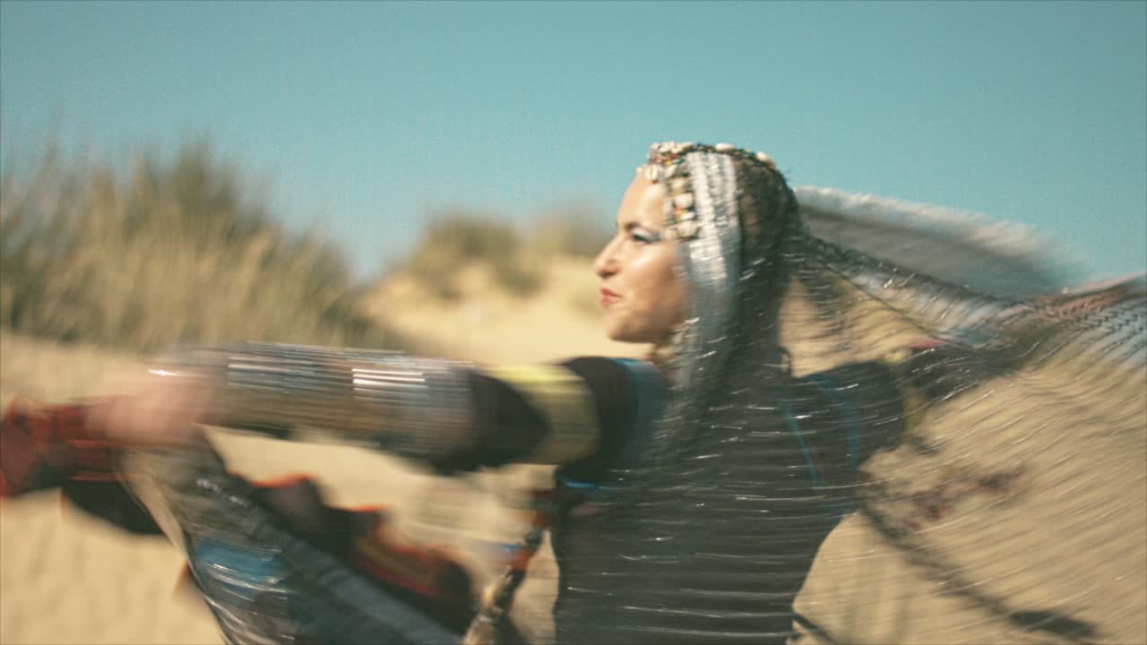 mujer gitana bailando y girando en el desierto.