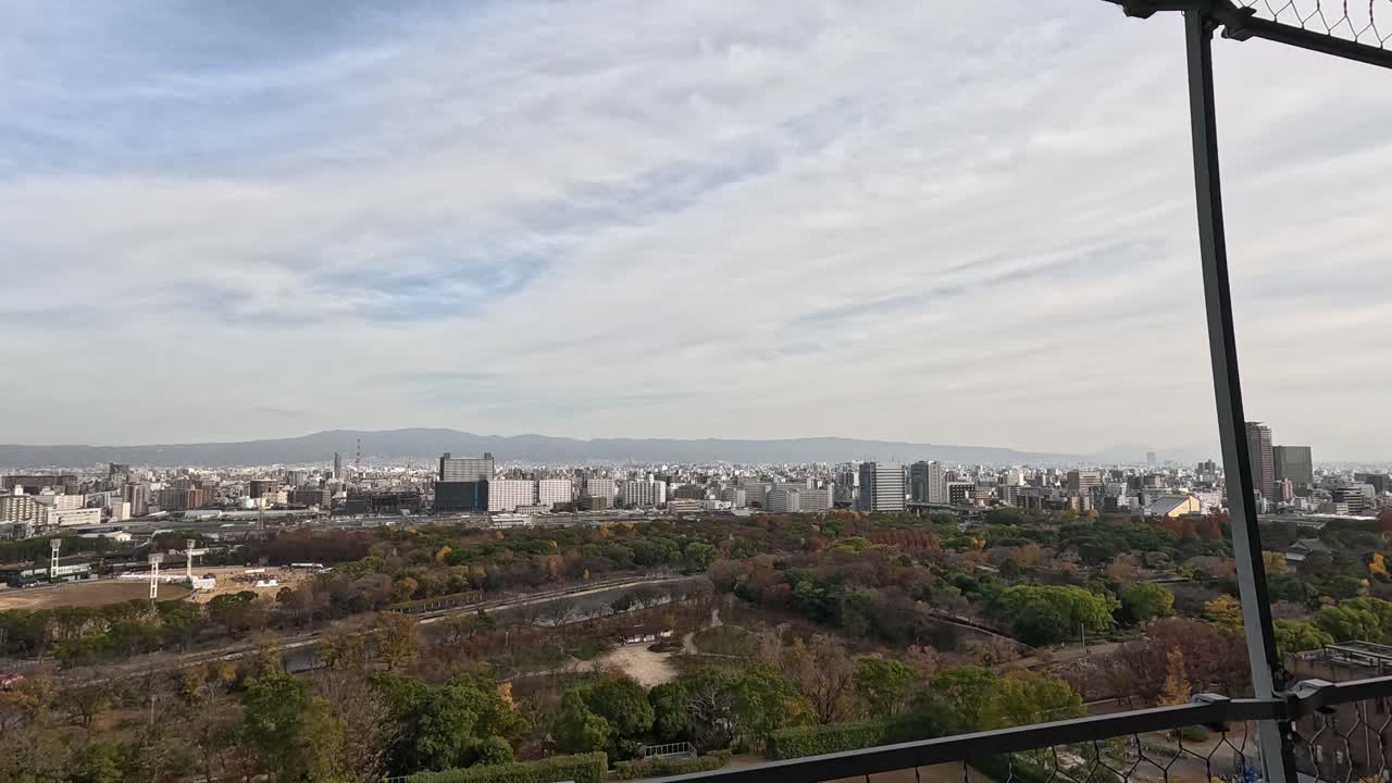 Paisaje urbano de Nagoya, Japón con parques y colores otoñales