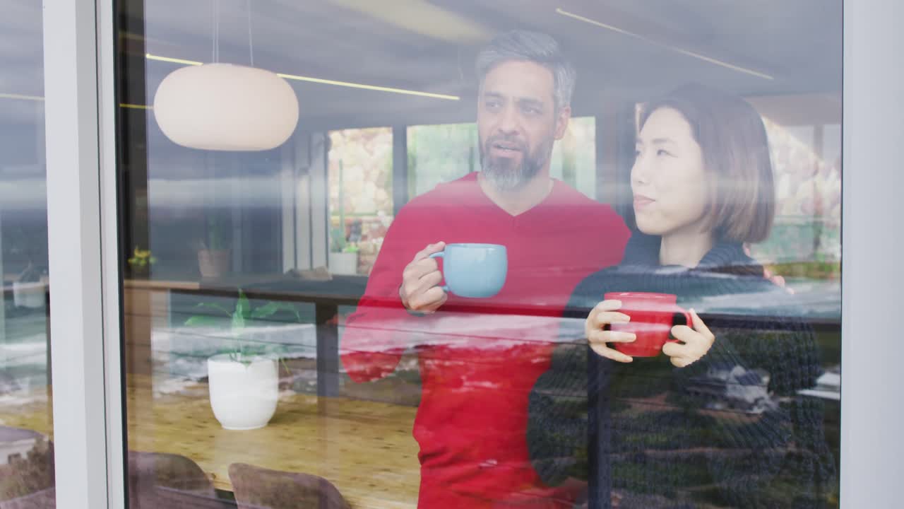 행복 한 커플 이 집 에서 커피 를 마시고 함께 이야기 하고 있다