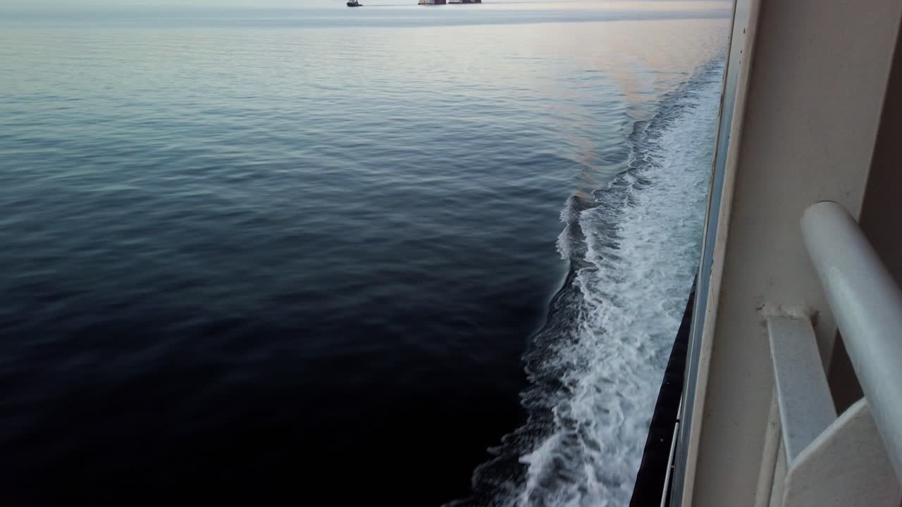 Blick nach unten auf das Wasser von einer Fähre in British Columbia, die in Richtung Vancouver Island fährt