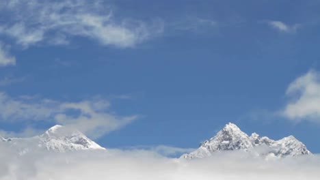 everest y lhotse rodeados de nubes