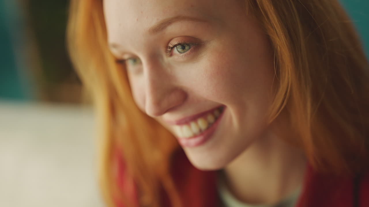 행복한 빨간 머리 여자 미소