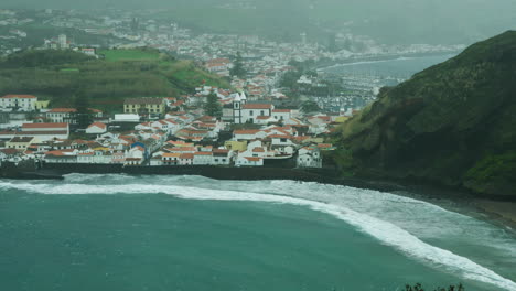 tiro inclinado hacia arriba de horta, azores en un día tormentoso