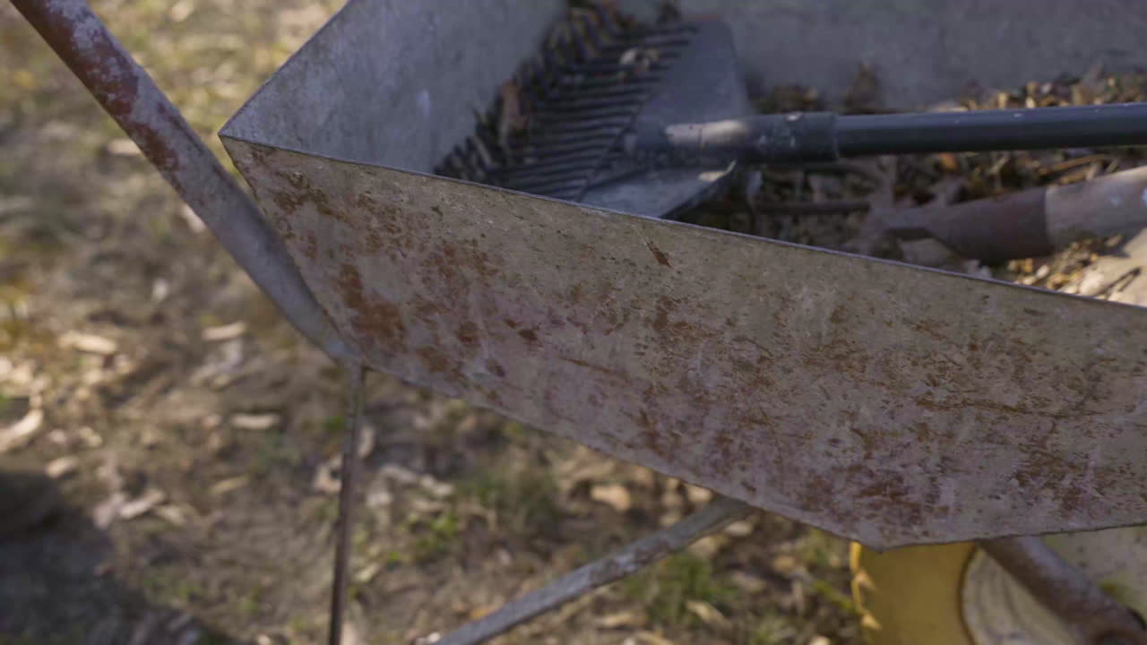 시골 에서  ⁇ 바구니 와 래크 를 들고 있는 인식 할 수 없는 사람