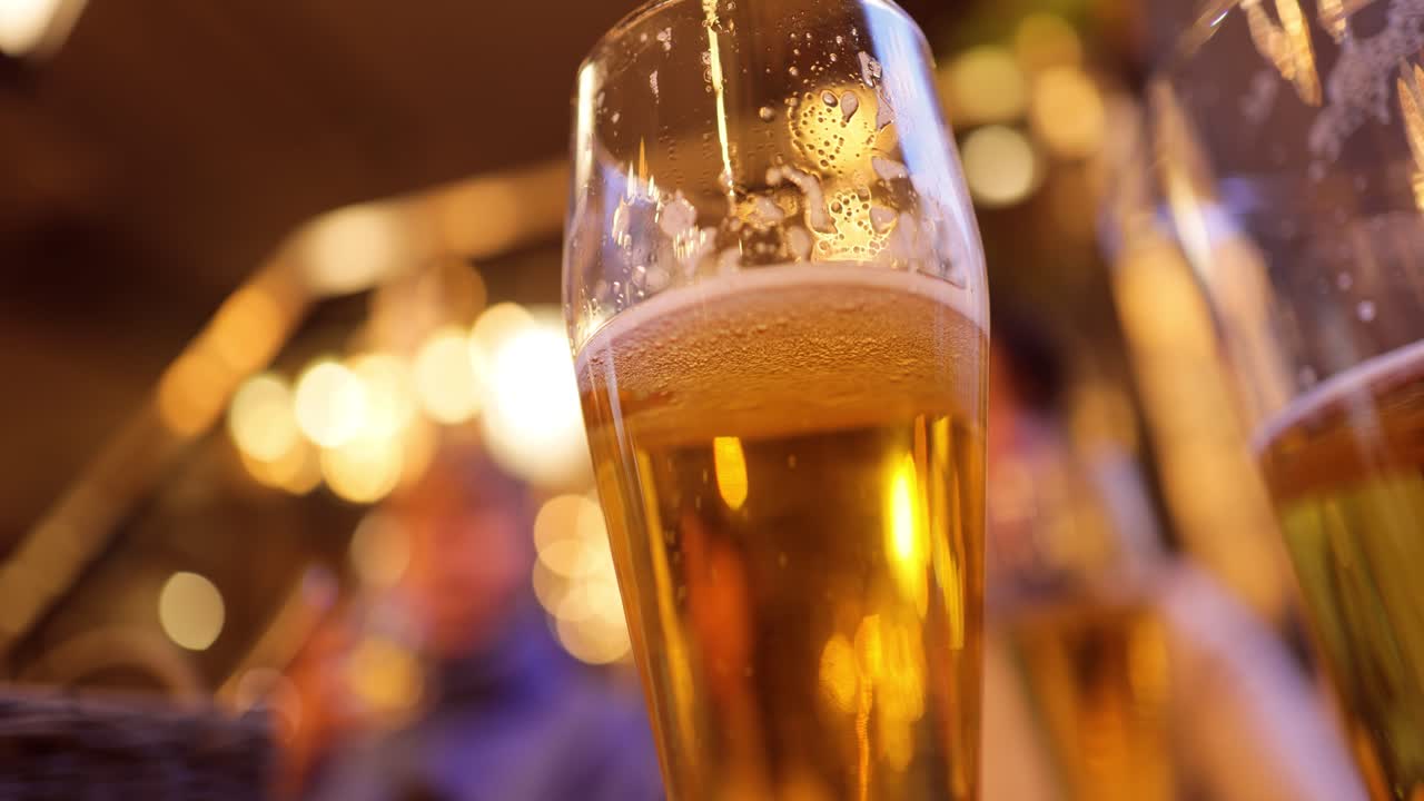 Bicchiere di birra chiara in un pub