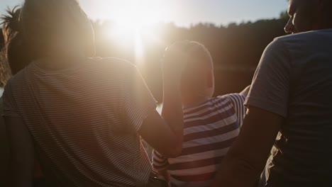 Verkleinern-Sie-Das-Video-Einer-Familie,-Die-Den-Sonnenuntergang-Am-See-Beobachtet