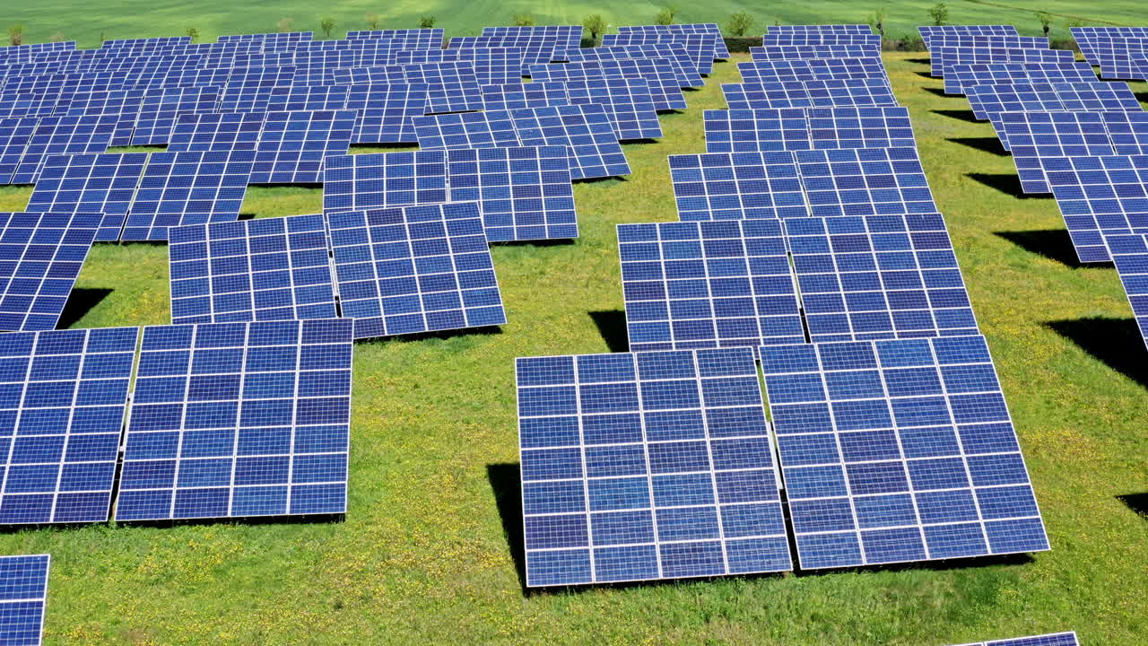 Un grande campo di pannelli solari sotto il sole che generano energia rinnovabile.