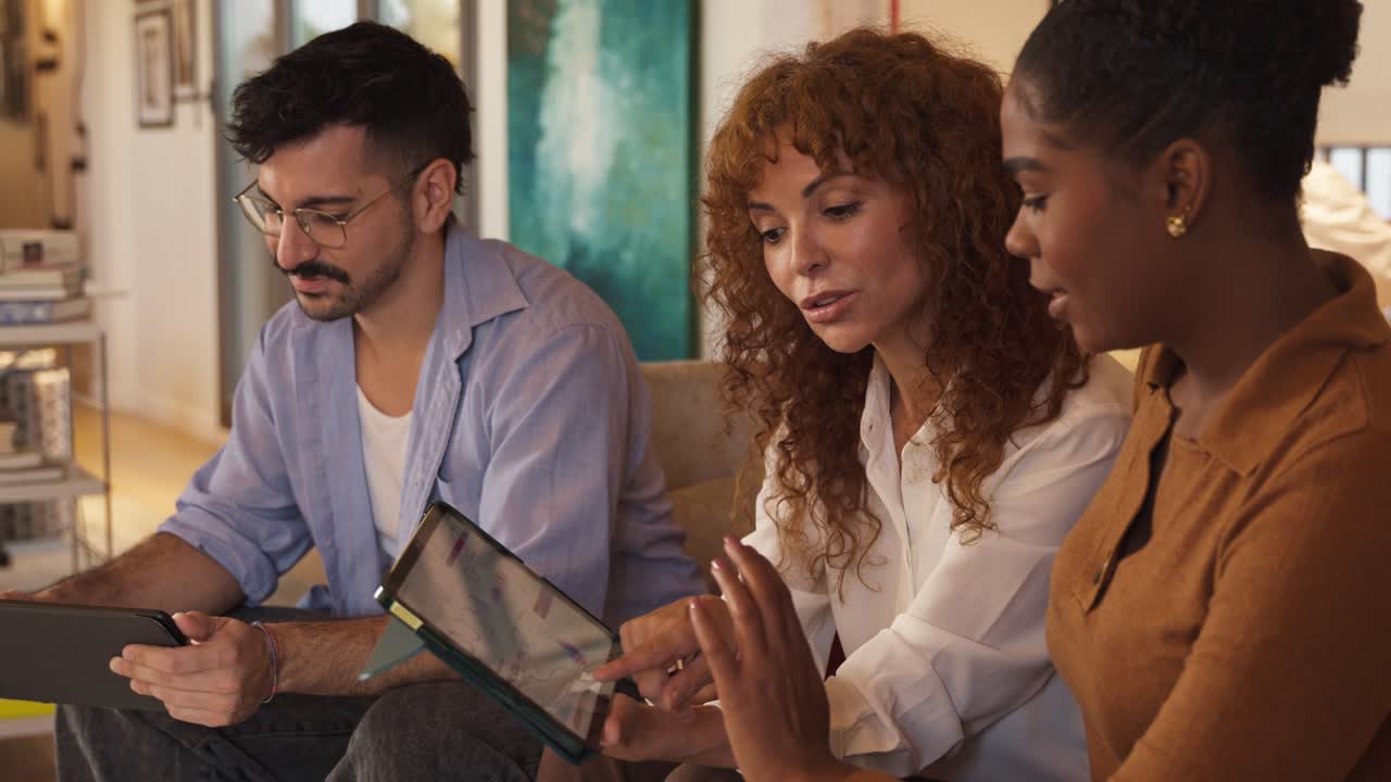 Gruppe af mennesker, der arbejder på tablets
