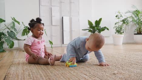 Un-Niño-Y-Una-Niña-Jugando-Con-Juguetes-En-Una-Alfombra-En-Casa-Juntos