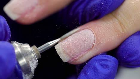 manicura hecha por un manicurista profesional 4k