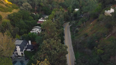 Volando-Sobre-Laurel-Canyon,-Famoso-Barrio-De-Los-Ángeles-Con-Casas-De-Lujo-Y-Autos-Debajo