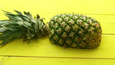 Halbe-Ananas-Auf-Gelbem-Holz