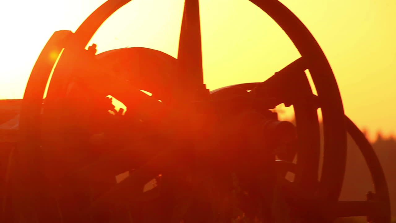 paisaje rural. casa de la aldea. amanecer. viejo carro de ruedas en el campo rural