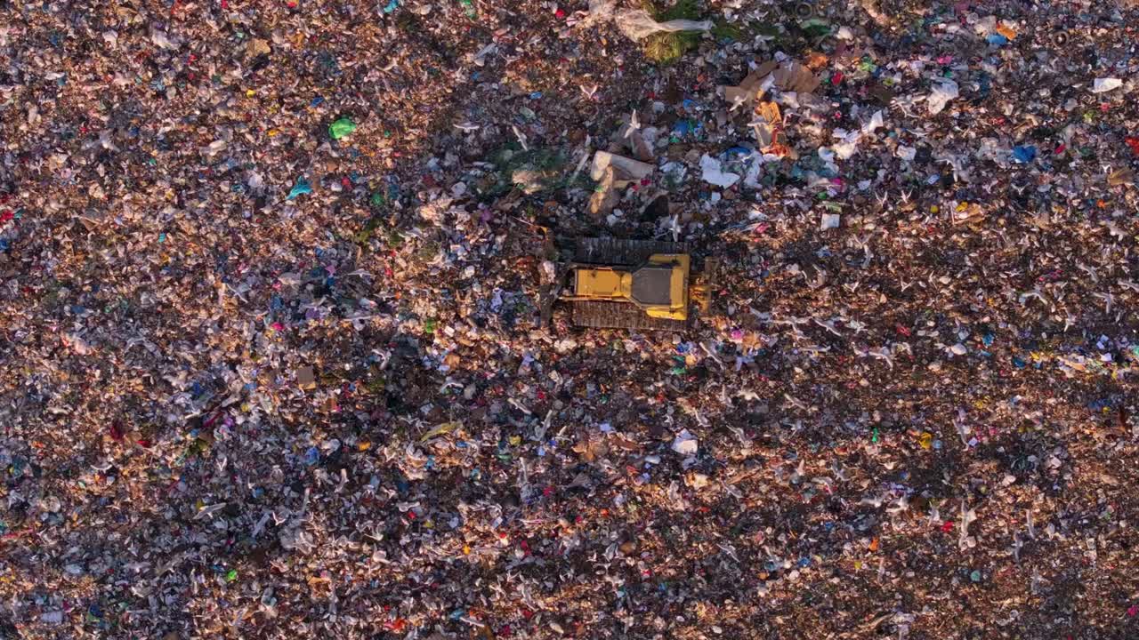 Scorcio aereo di una discarica che emette fumo dai rifiuti in decomposizione