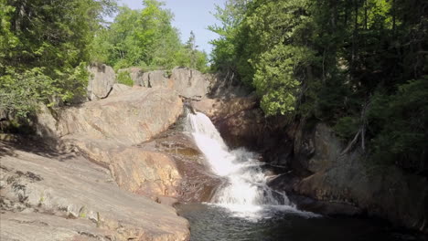 una cascada sobre una piscina en small falls, maine