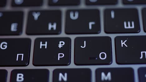 vista de cerca de un teclado de portátil