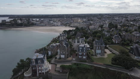 hermosas villas a lo largo de la costa rocosa de dinard con plage de l'écluse o playa de ecluse en el fondo, bretaña en francia