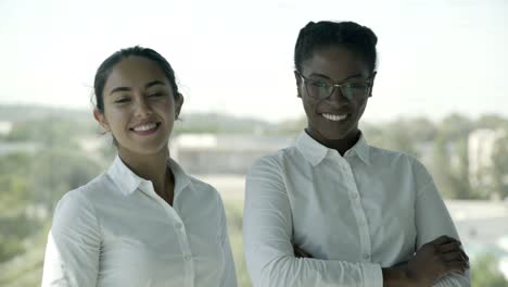 jóvenes mujeres de negocios multiétnicas alegres