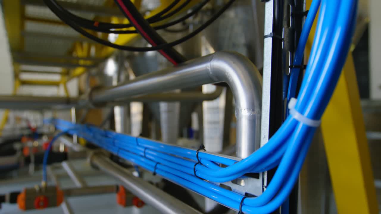 tuberías y alambres de destilación en la fábrica 4k