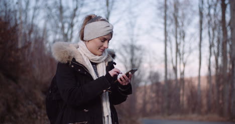 Woman-Writing-Message-On-Cell-Teléfono-During-Trip-2